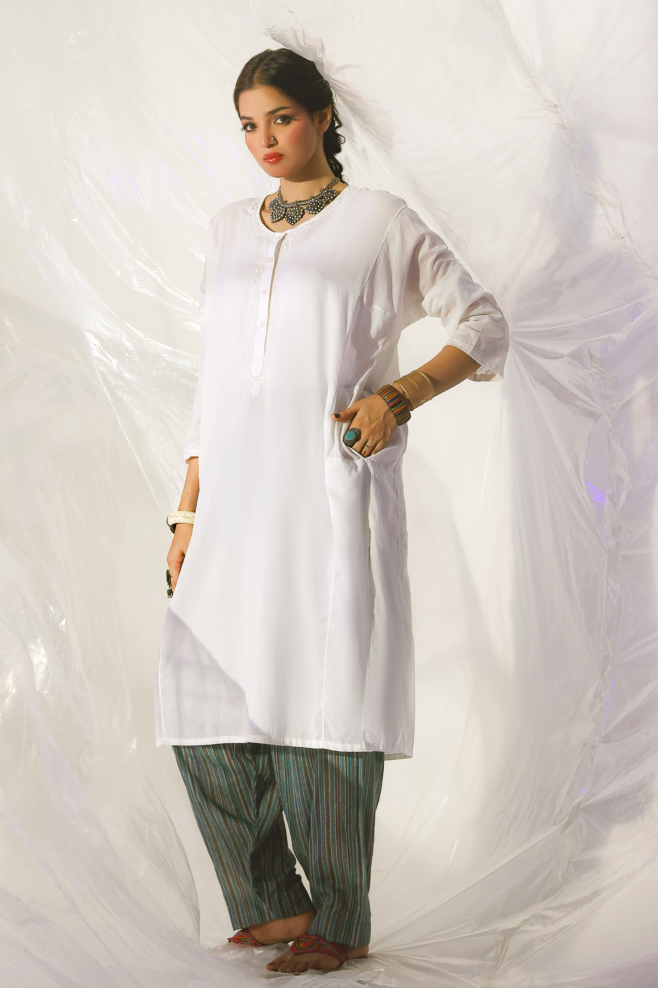 White embroidered lawn cotton kurta paired with a classic susi shalwar from Zananii’s Andaleeb Collection