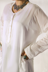 Third White embroidered lawn cotton kurta paired with a classic susi shalwar from Zananii’s Andaleeb Collection